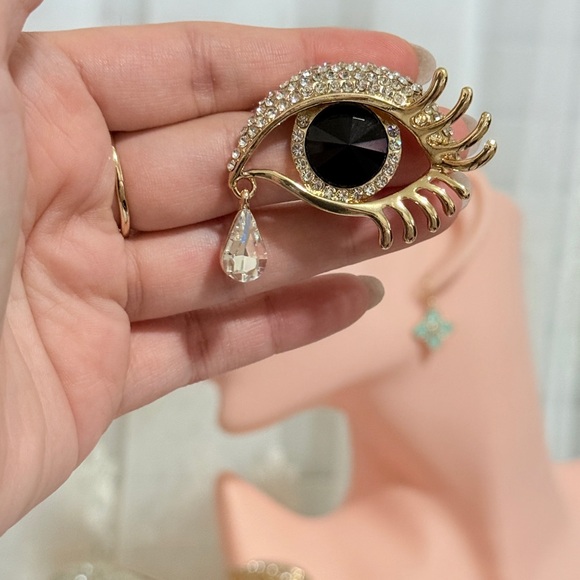 ⚜️ Elegant Black and Gold Eye Brooch - Picture 6 of 6